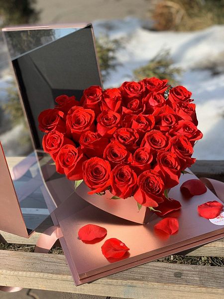 Розы в коробке "Сердце на ладони" 4