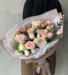 Букет "Занимательный сюжет" с розами, тюльпанами и голландской зеленью