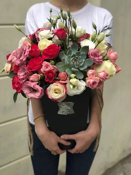 Композиция "Нелли Блай" с розами и лизиантусом в коробке 3