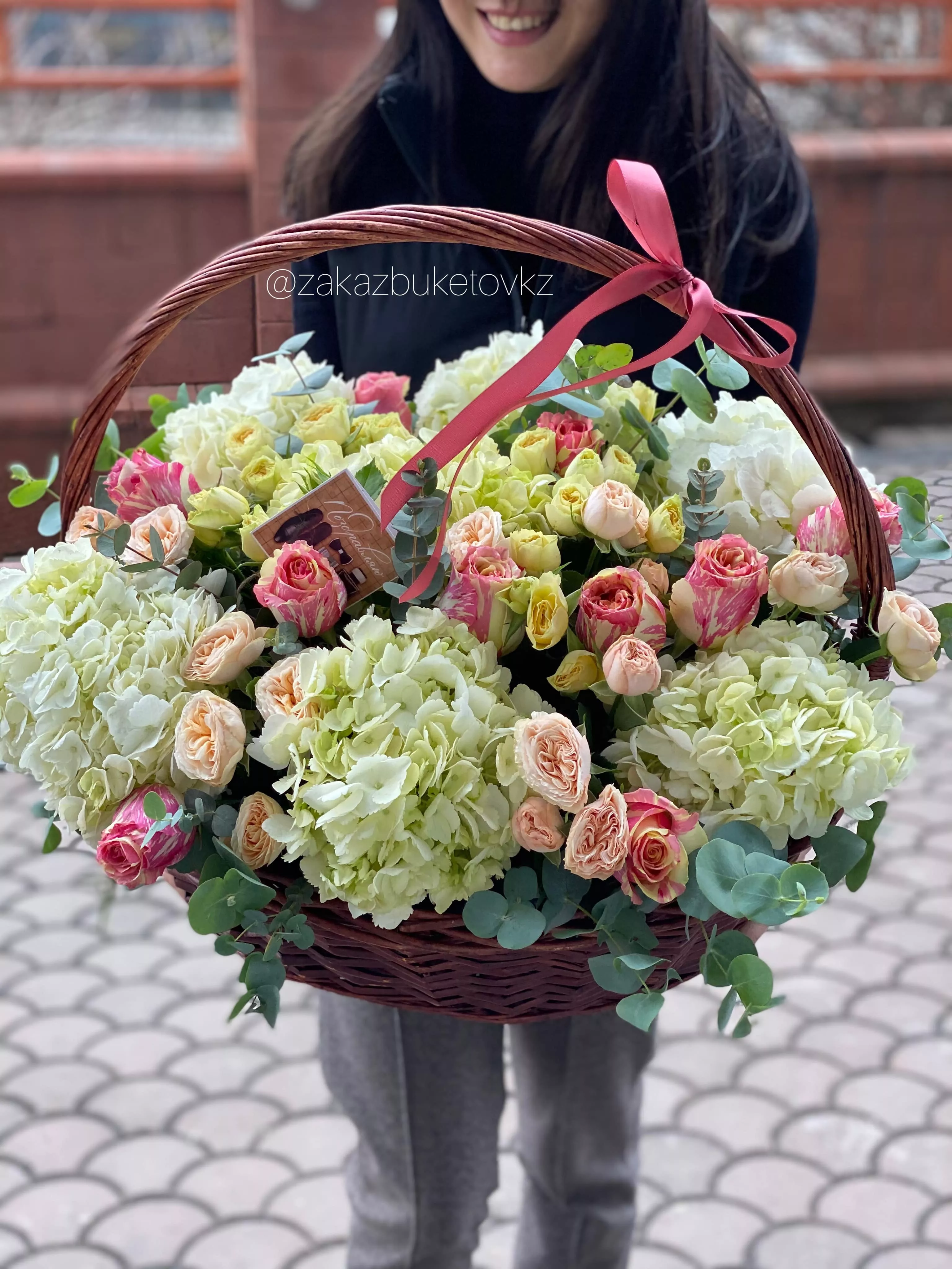 Букет в корзину "Примавера" с гортензией, розами и эвкалиптом