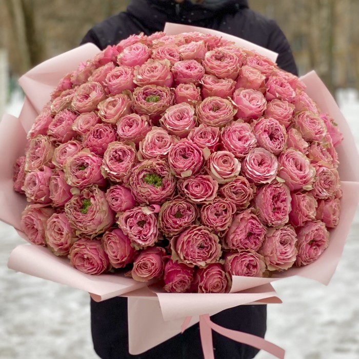 Букет из 101 розовой пионовидной розы в оформлении