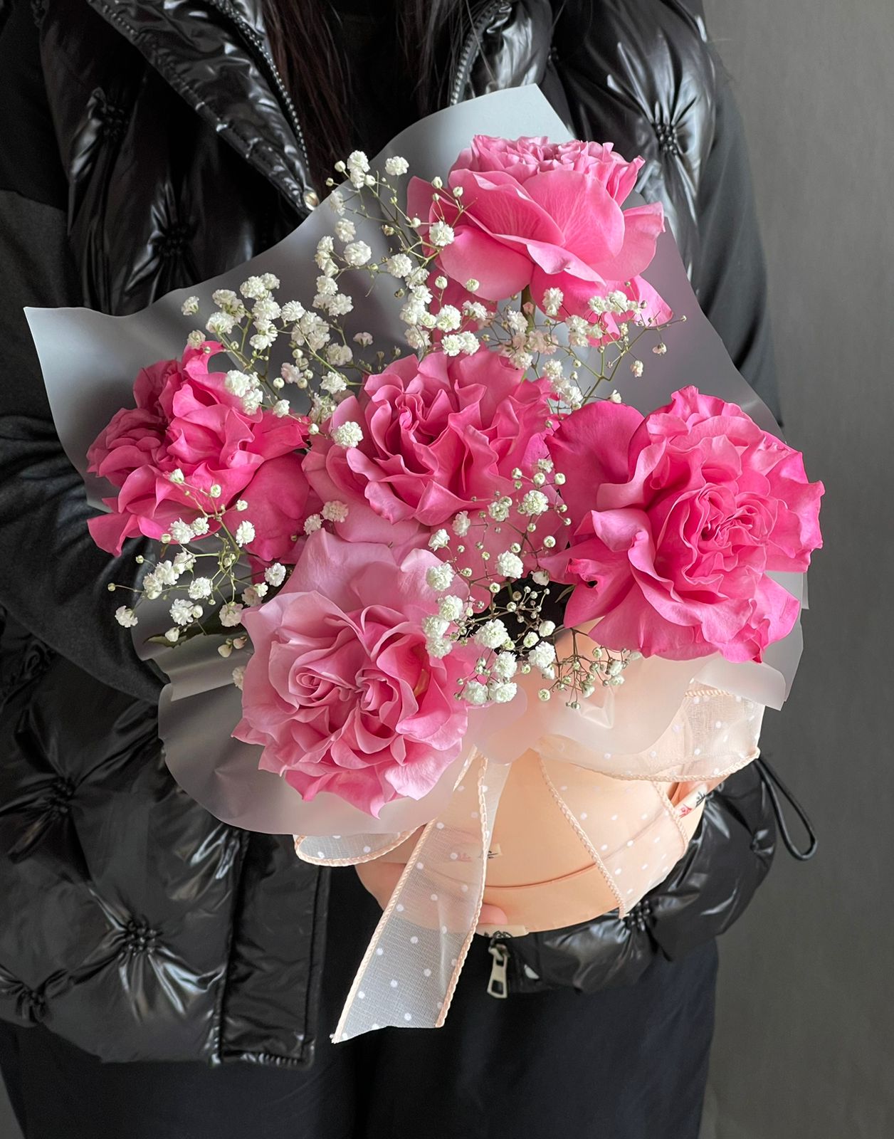 Композиция "VelvetBlossom" из роз и гипсоилы