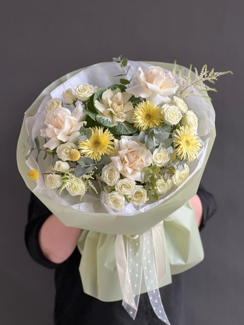 Композиция "Bright Bouquet" из роз, гербер и голландской зелени
