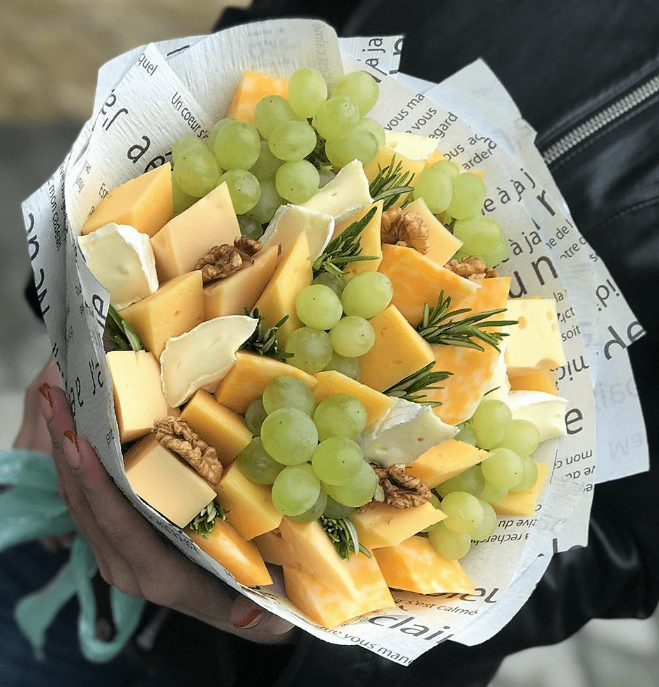 Букет из сыра "Сырный красавчик" с сыром и виноградом
