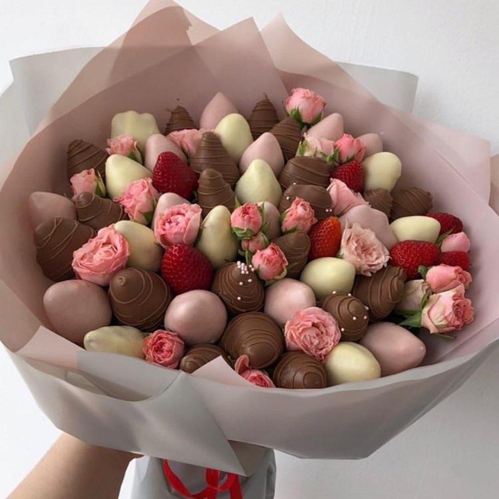 Клубничный букет «Признание» из клубники в белом и молочном шоколаде и спрей роз