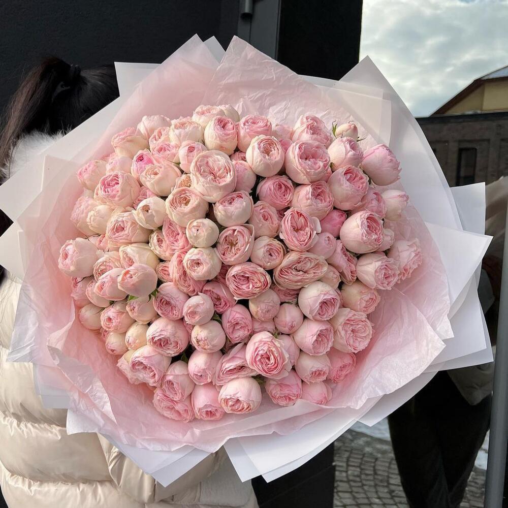 Букет из 101 нежной розовой пионовидной розы в оформлении