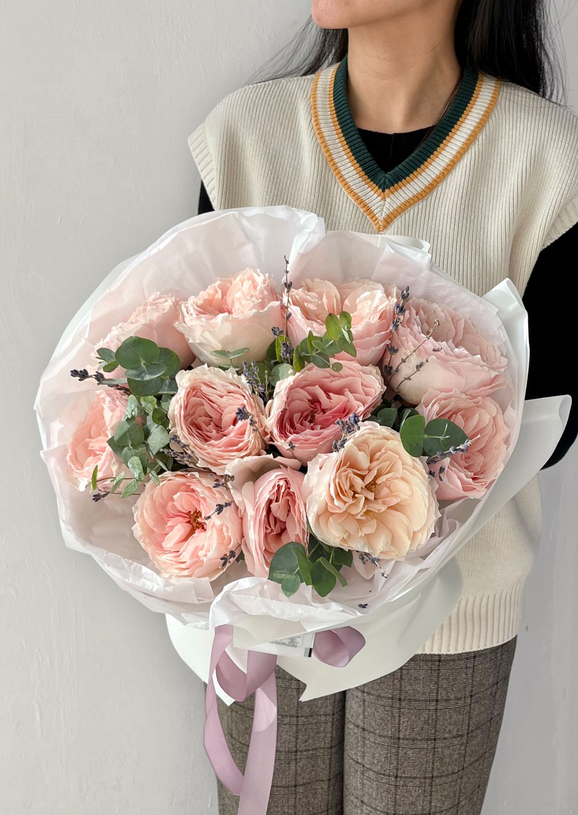 Букет "Струны сердца" из пионовидных роз с эвкалиптом