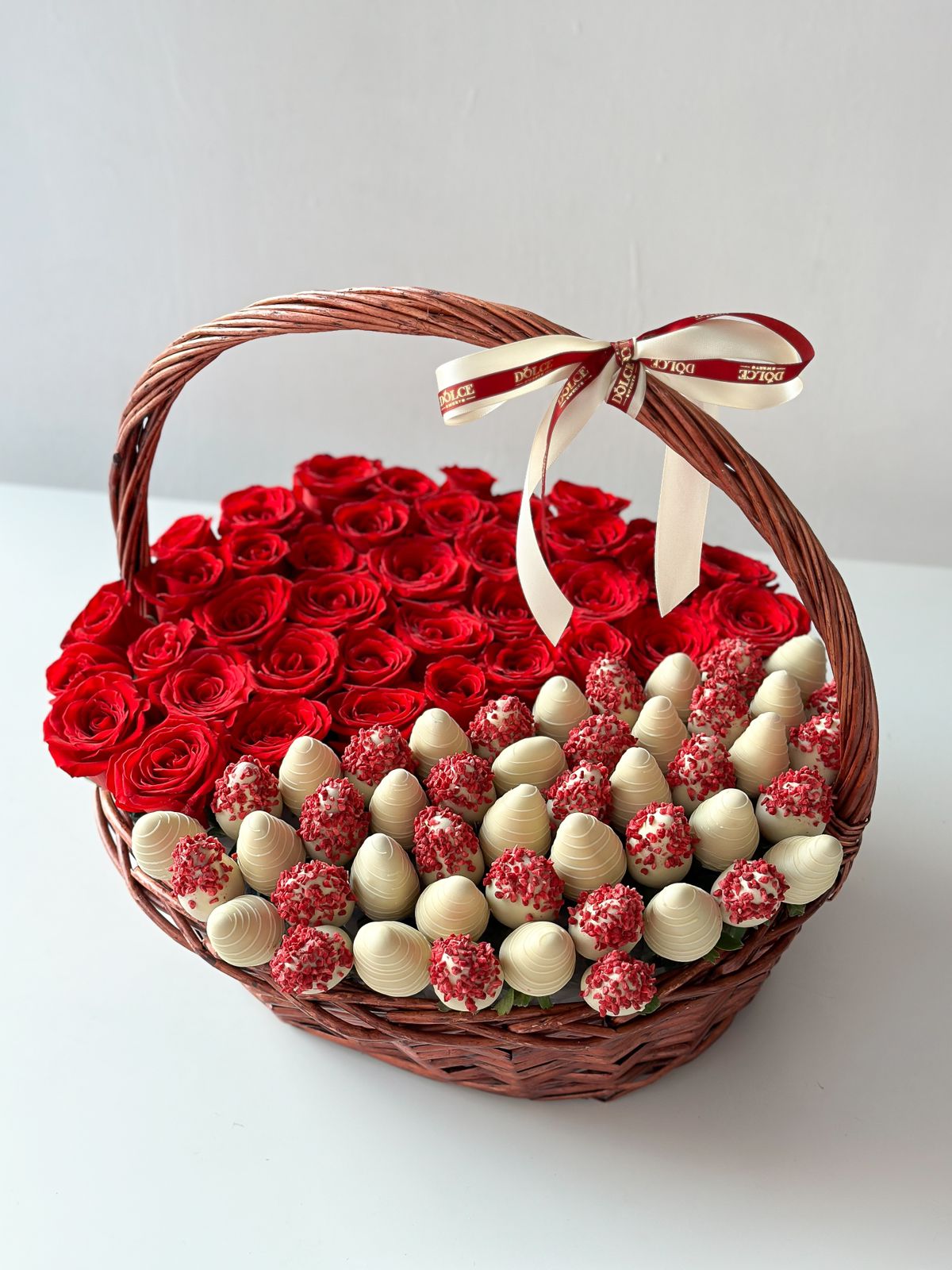 Клубничная корзина "Passion" из клубники в шоколаде и роз в корзине