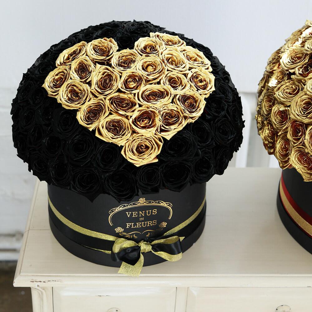 Розы в коробке - черный шар с золотым сердцем