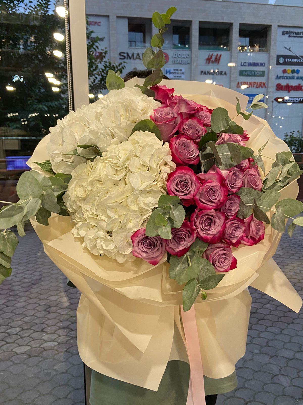 Букет "Raspberry" из гортензий, роз и кортадерий