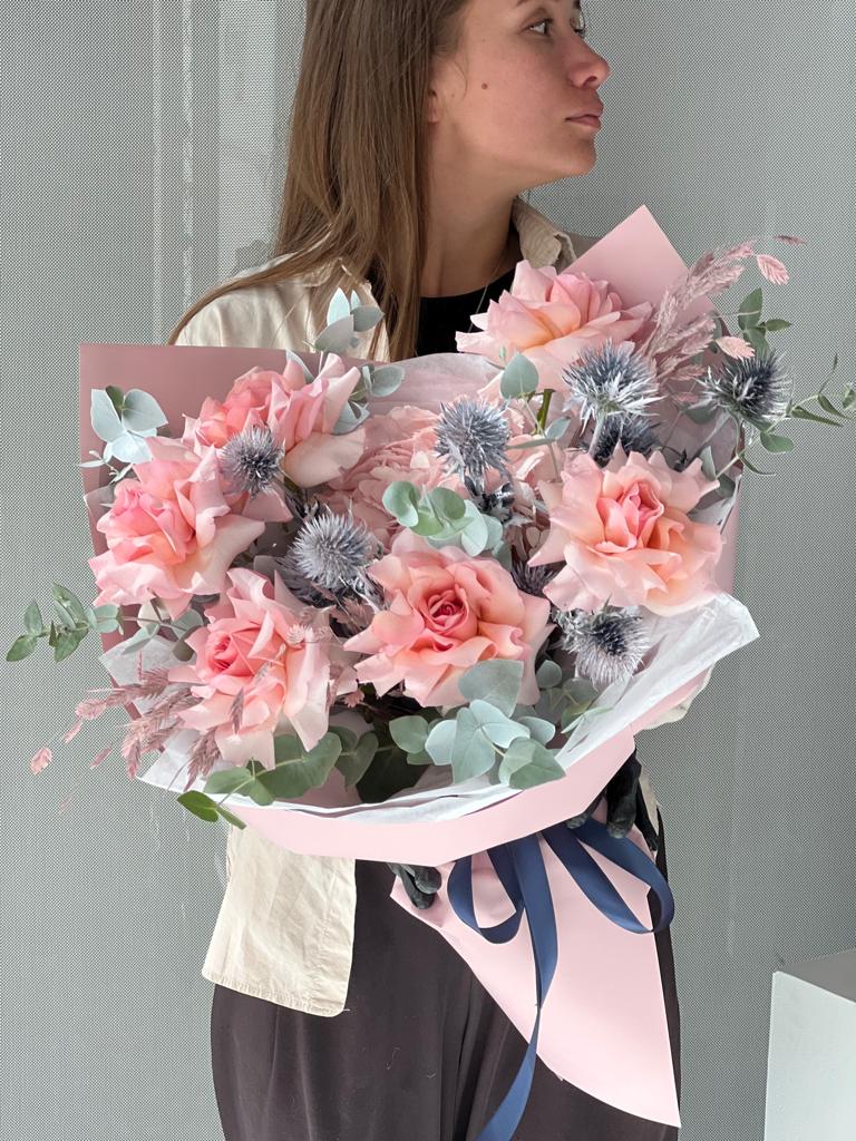 Букет «Беатриз» из роз, эрингиума и эвкалипта 