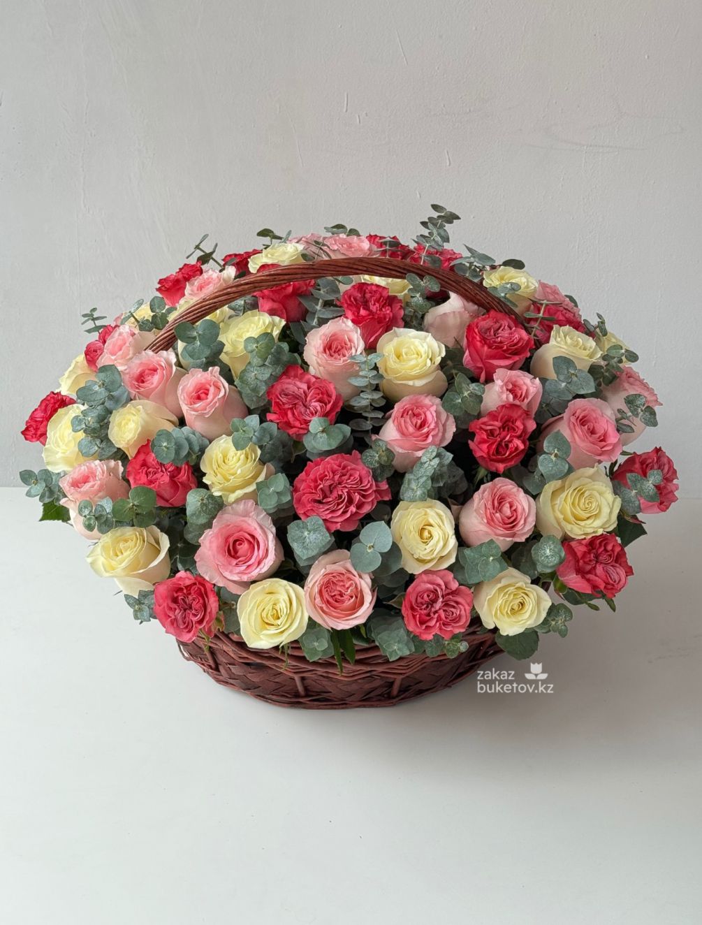 Корзина из 65 роз с эвкалиптом