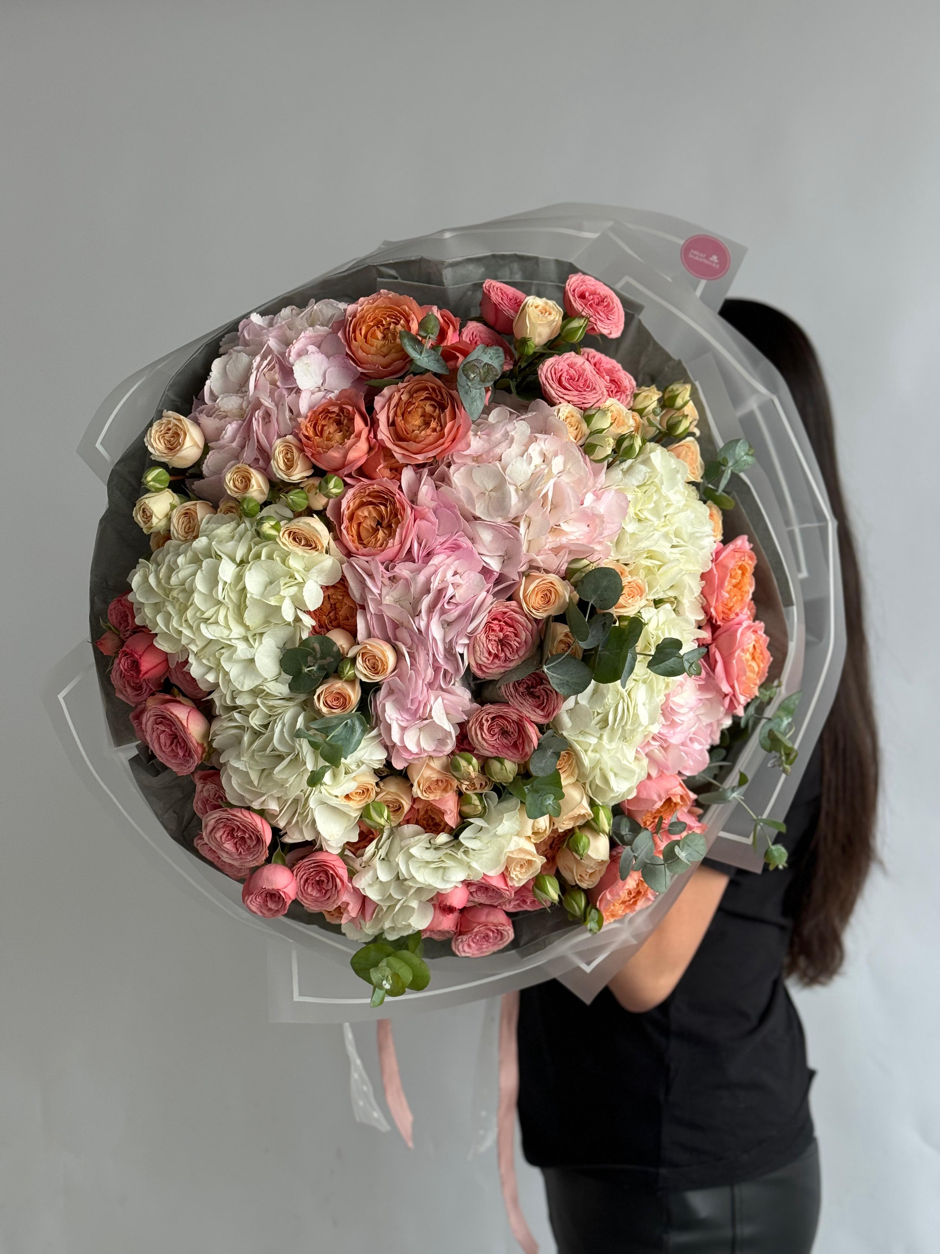 Букет "Вернисаж" из гортензии, спрей роз и эвкалипта