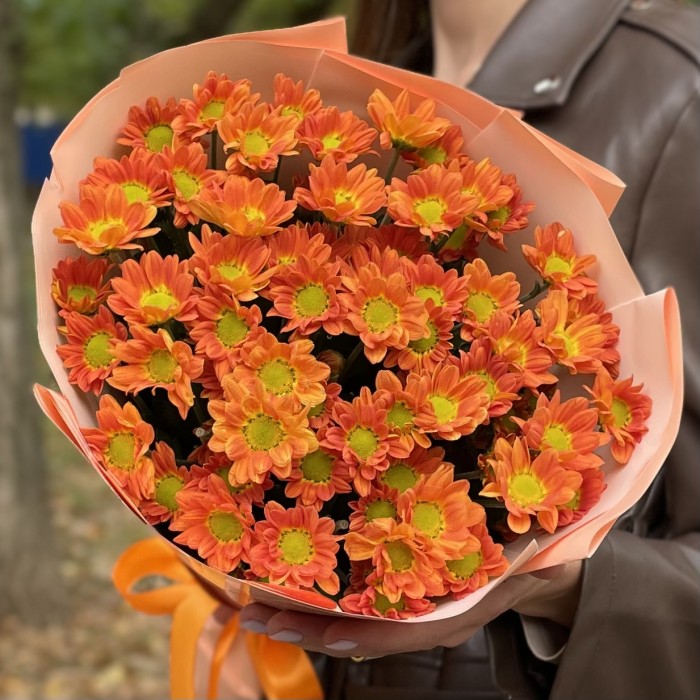 Букет из 9 ярких ромашковдных оранжевых кустовых хризантем 