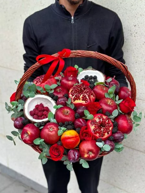 Композиция из фруктов с розами "Фруктовое искусство"