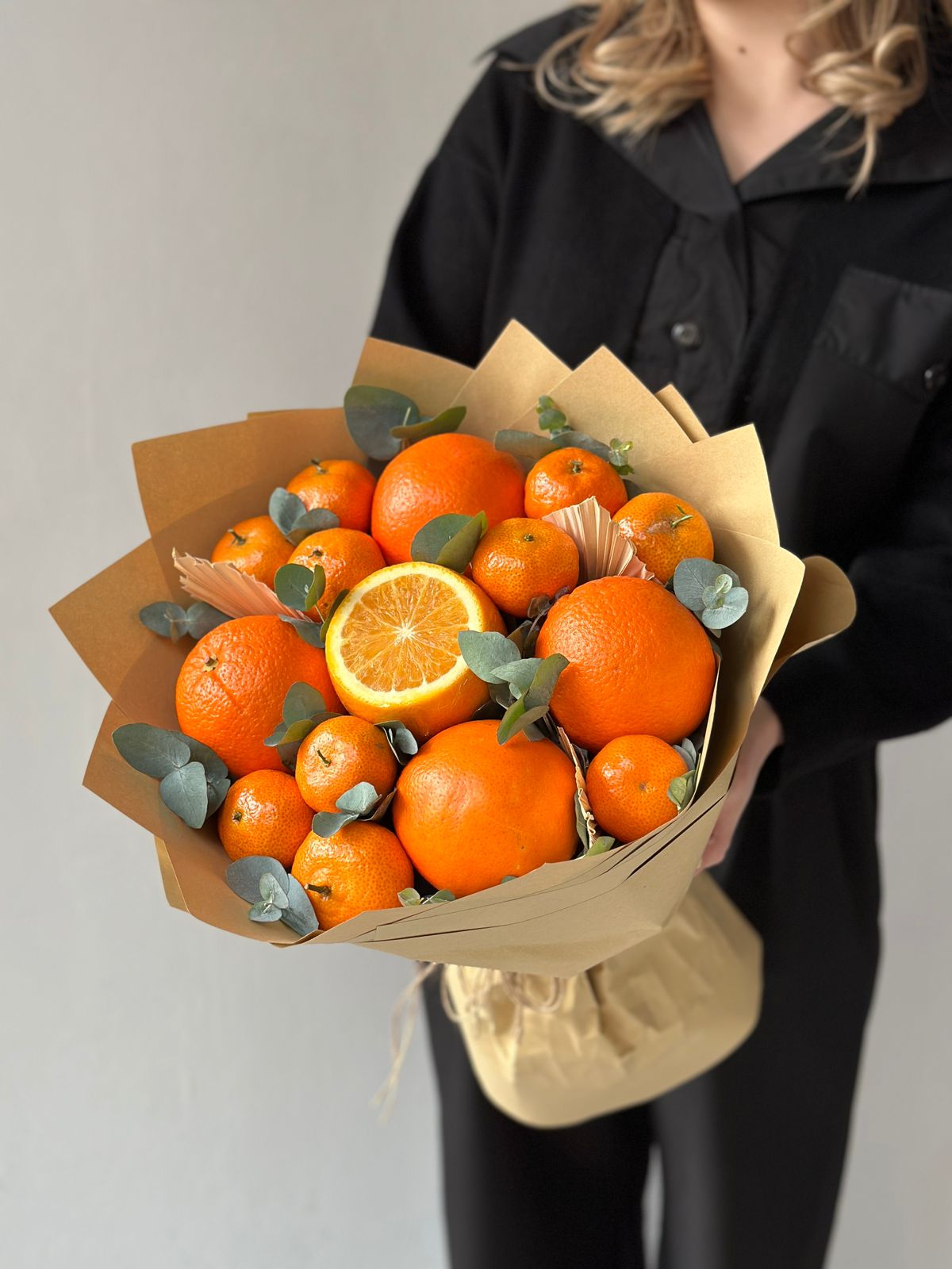 Фруктовый букет "Цитрусовый бриз" из апельсинов, мандаринов и эвкалипта