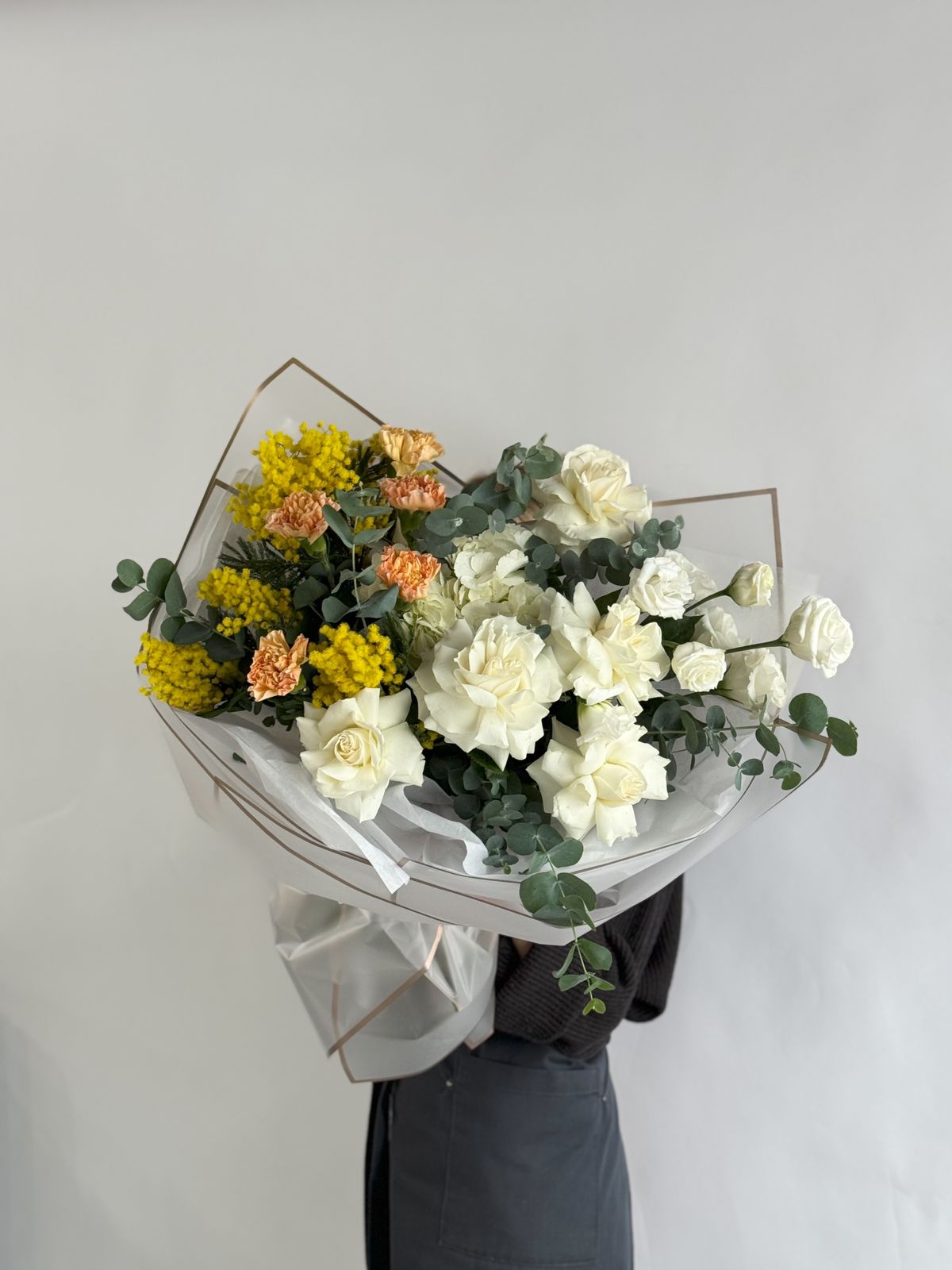 Букет "Carolina" из гортензии, гвоздик,  лизиантусов, роз и мимозы