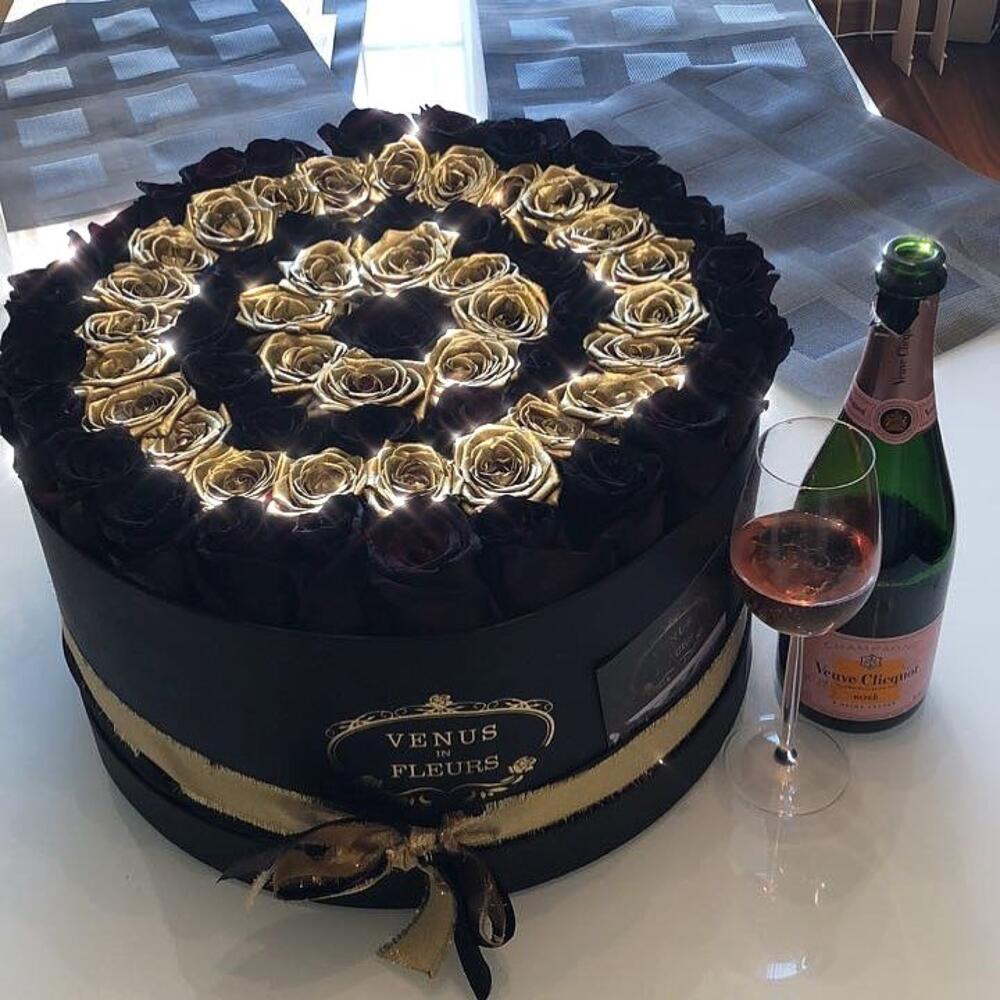 Черные розы в коробке с золотыми "Elegant Spiral"