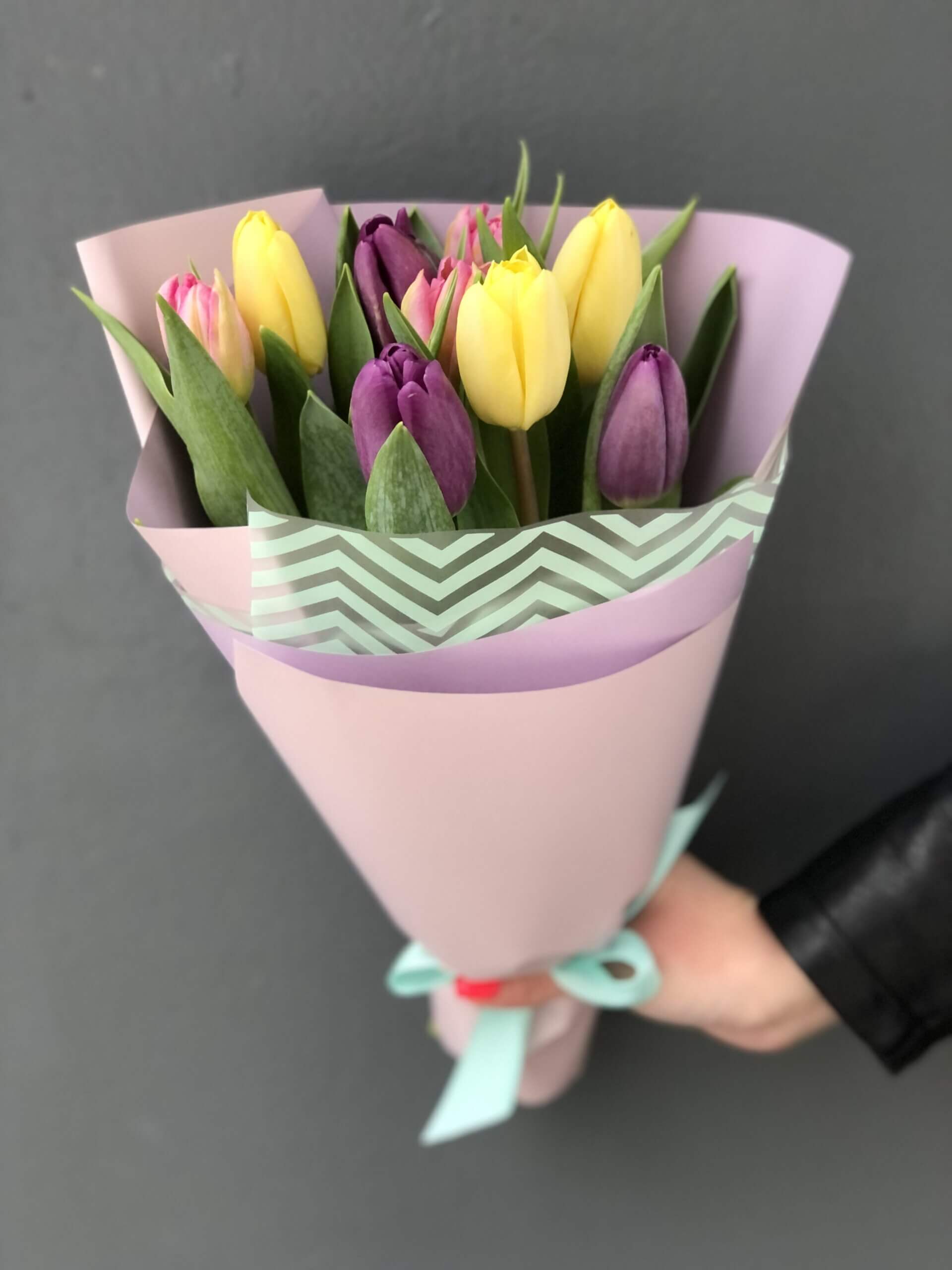 Букет "Яркая весна" из 9 тюльпанов