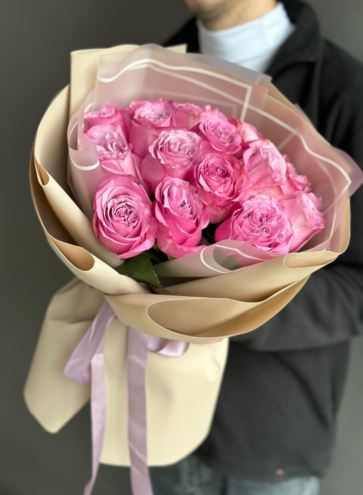 15 ярких розовых голландских сортовых роз 