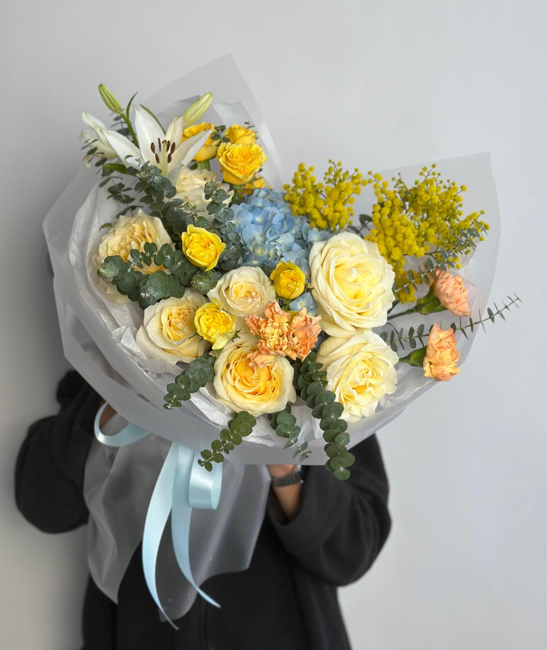 Букет "Manon" из гортензии, лилий, роз, гвоздик и мимозы