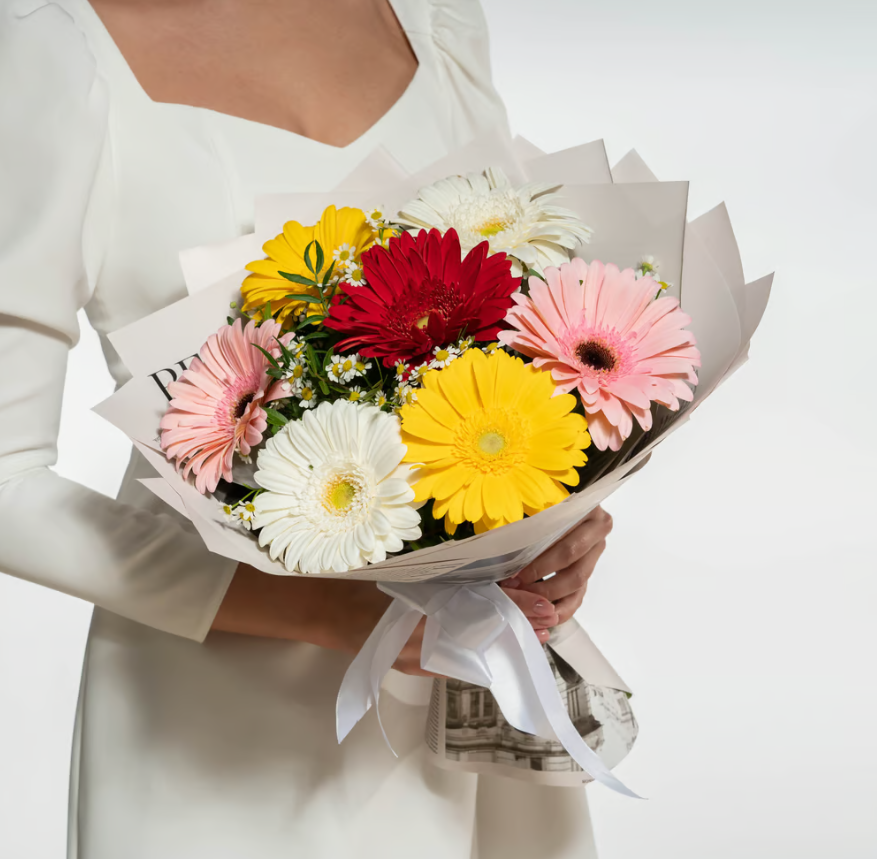 Букет "Симплисити" из гербер и кустовых ромашек 
