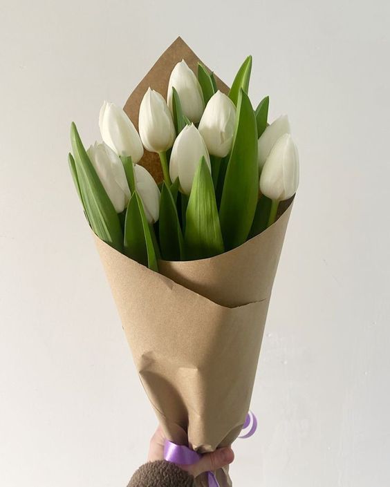 Букет из 9 белых тюльпанов в крафтовом оформлении