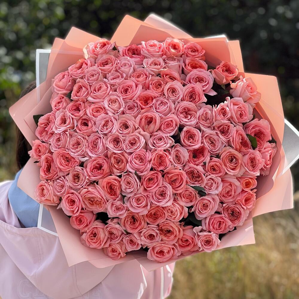Букет из 101 розовой пионовидной спрей розы в оформлении