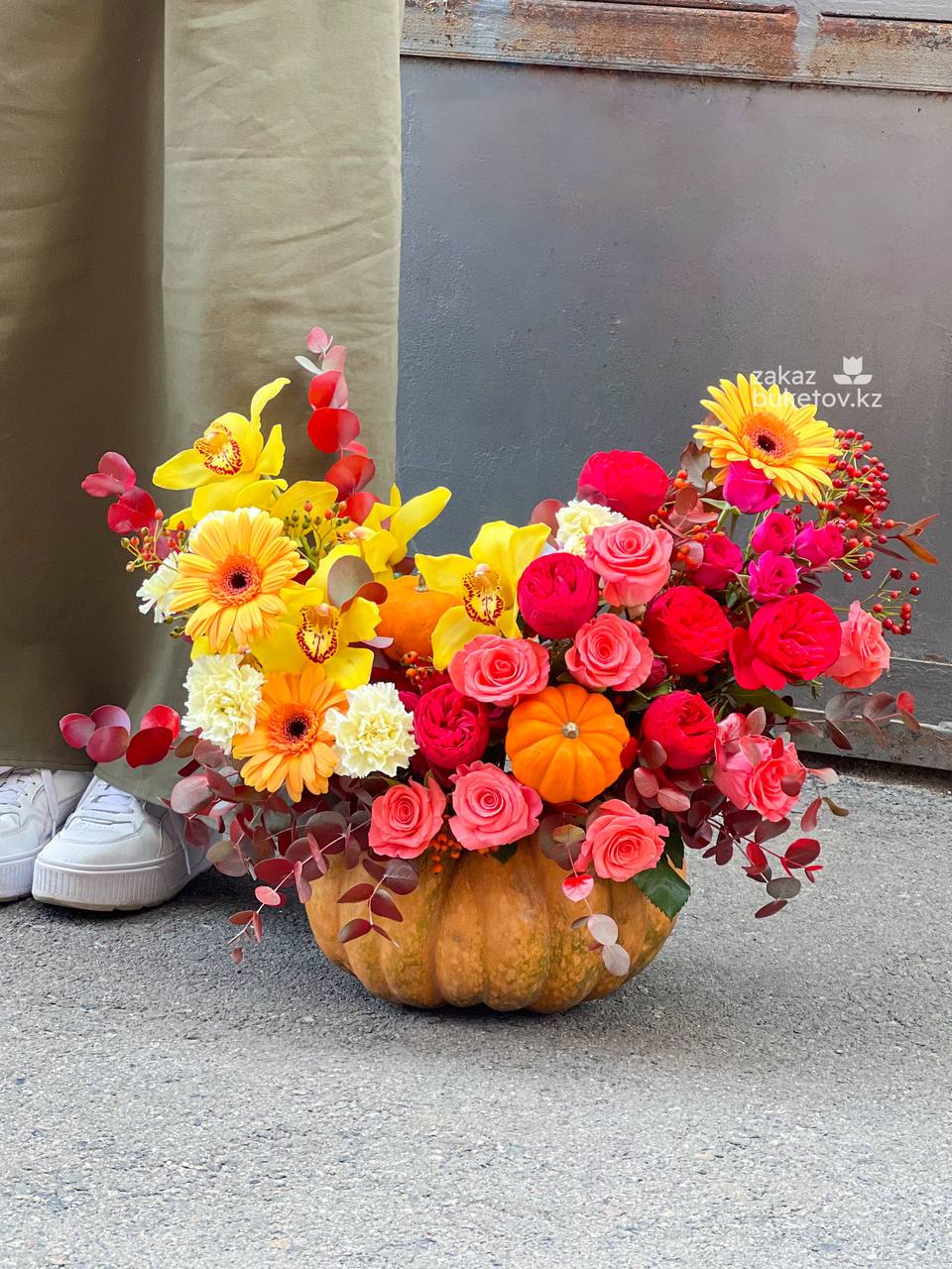 Композиция в тыкве "Осенний бриз" из роз, гвоздик и орхидей