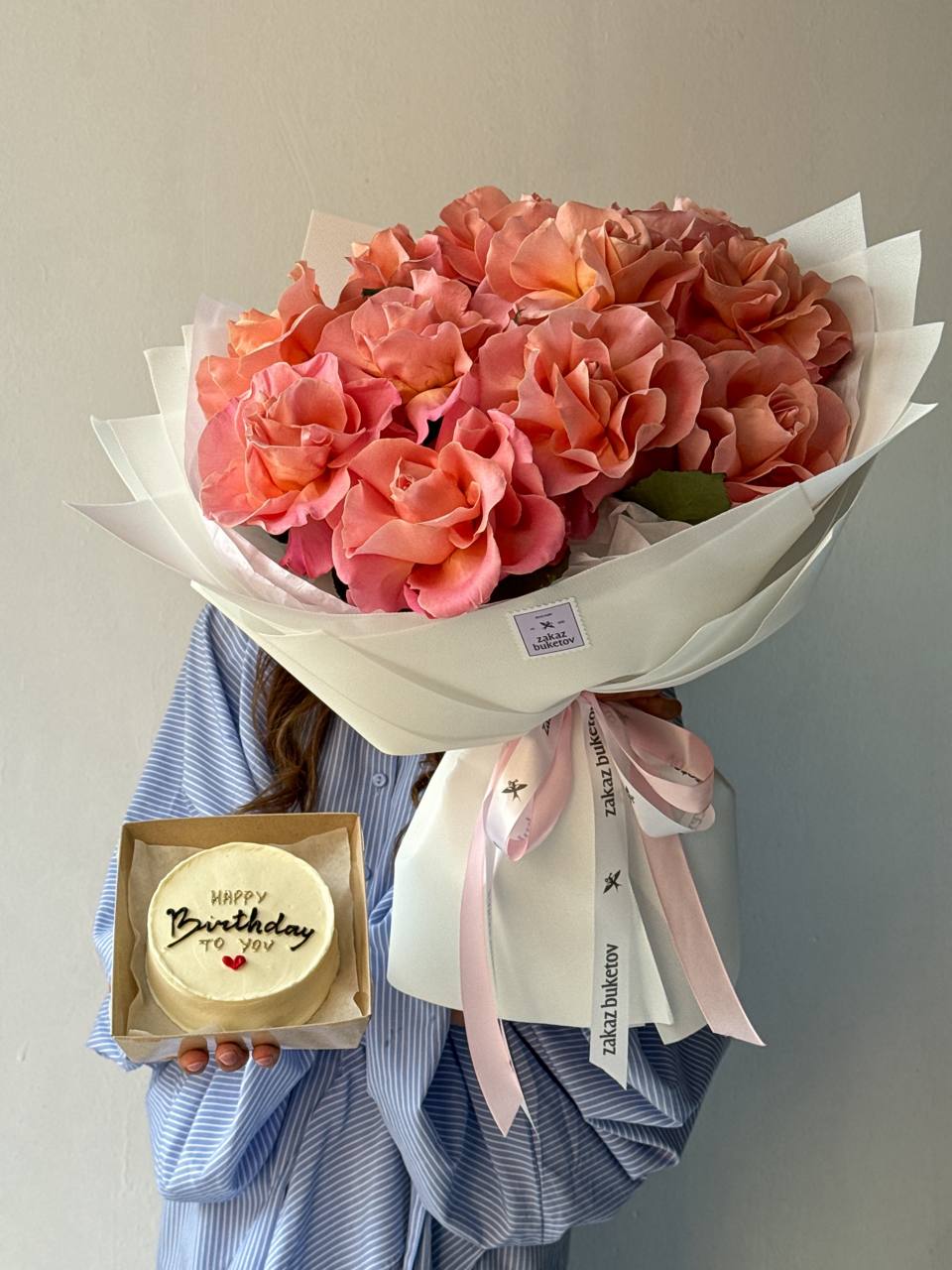 Сет "Бенто и 11 роз" моно букет из роз и тортик