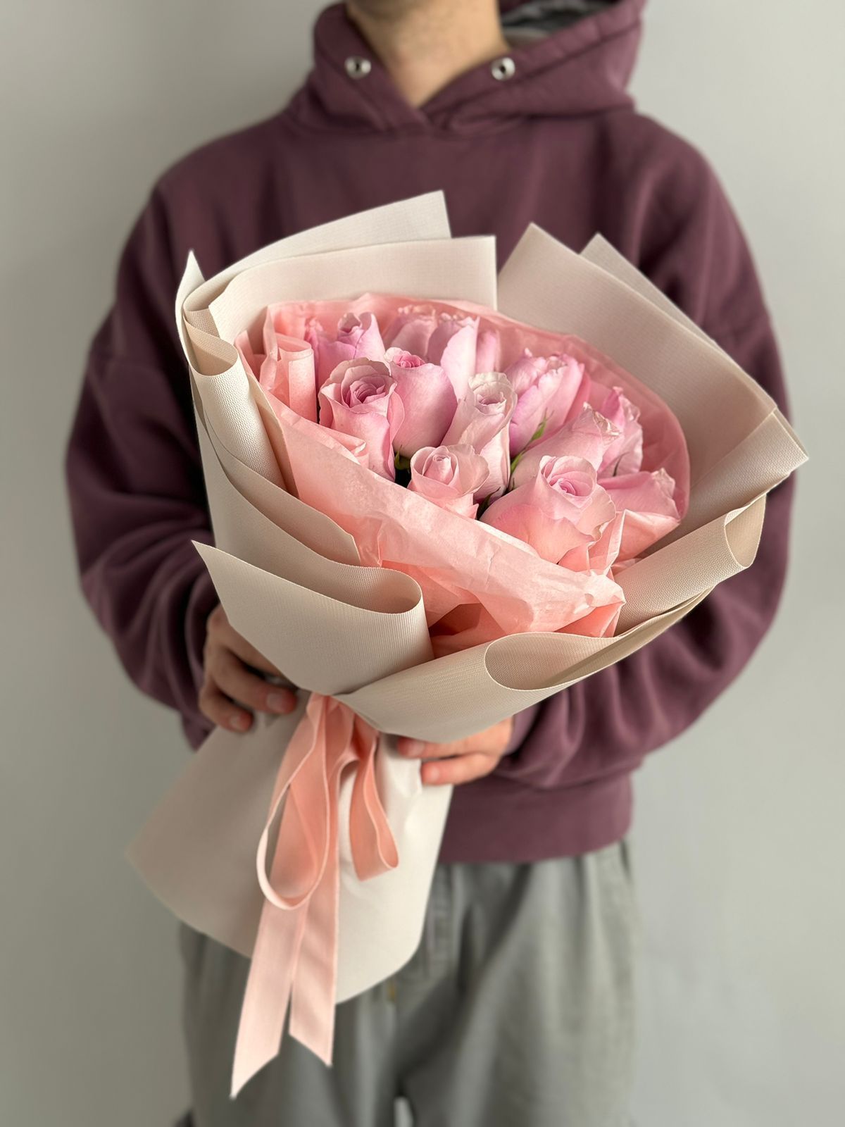 15 нежных розовых голландских сортовых роз 