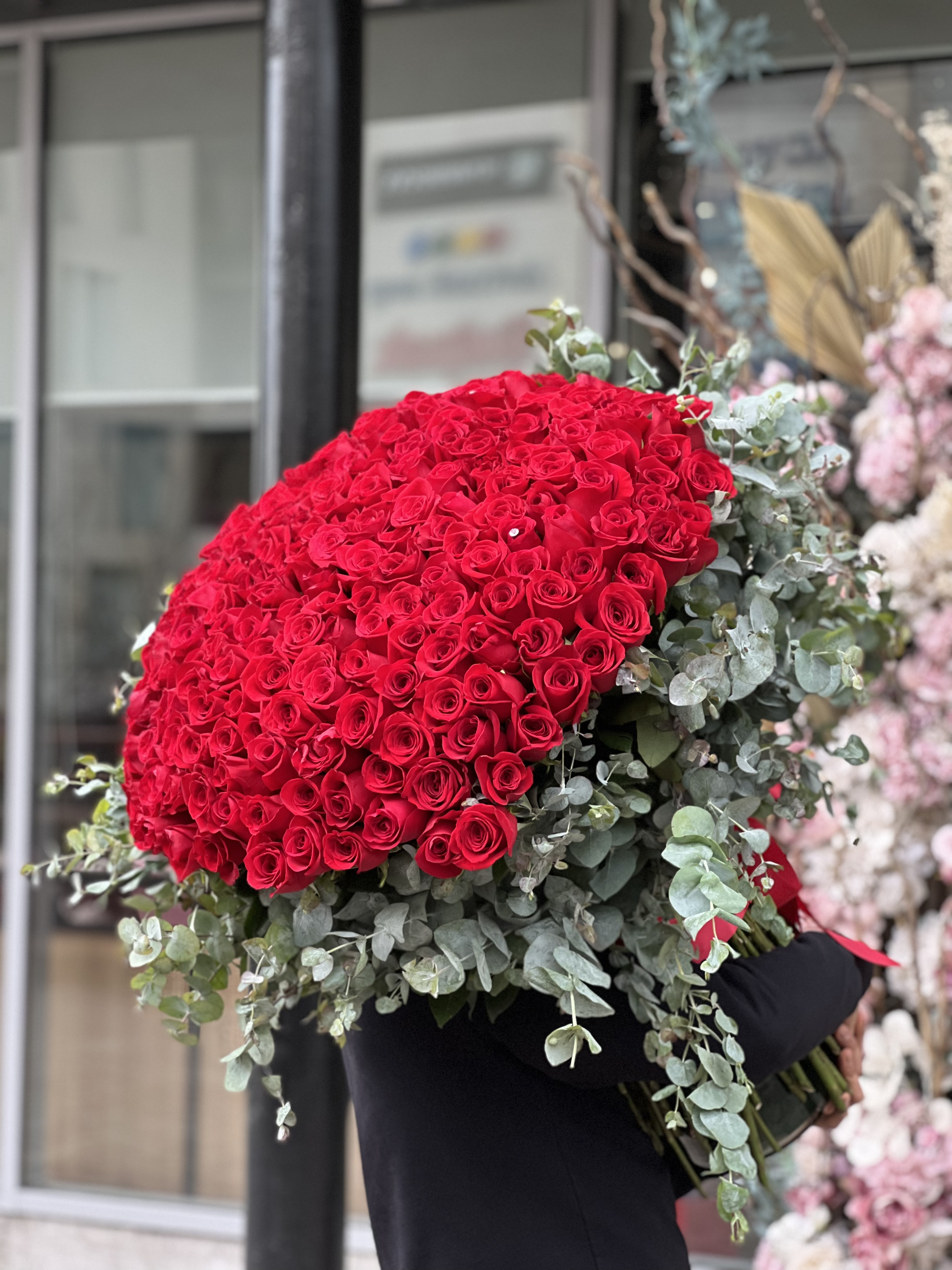 Букет "Гала" из 201 метровой голландской розы с эвкалиптом