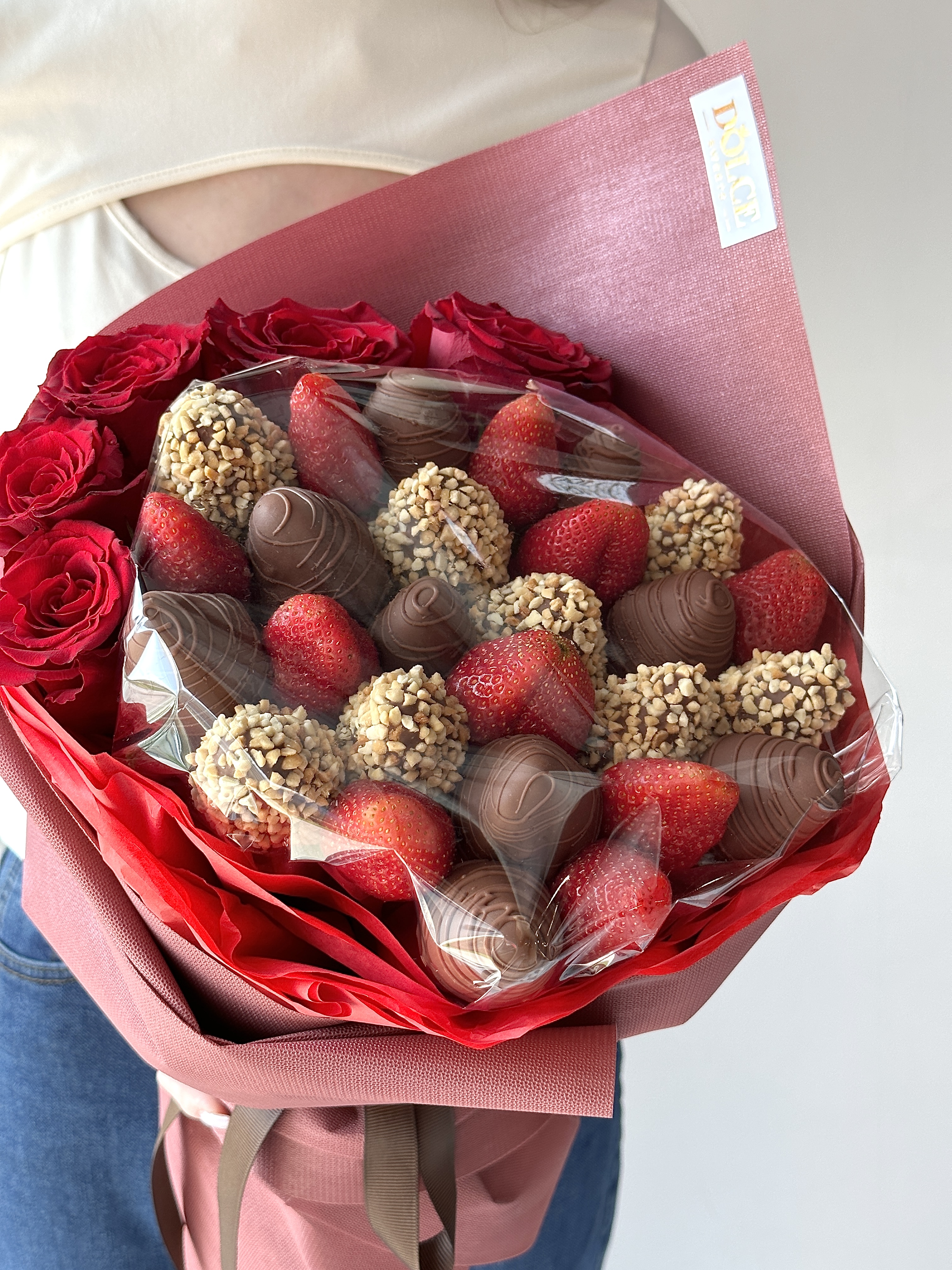 Клубничный букет с розами «I Love You»