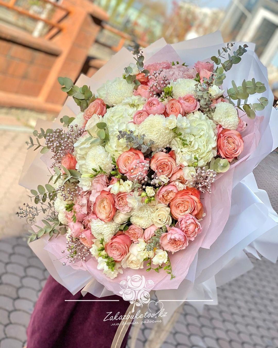 Букет "Гарсия" с гортензией, хризантемой, розой и фрезией