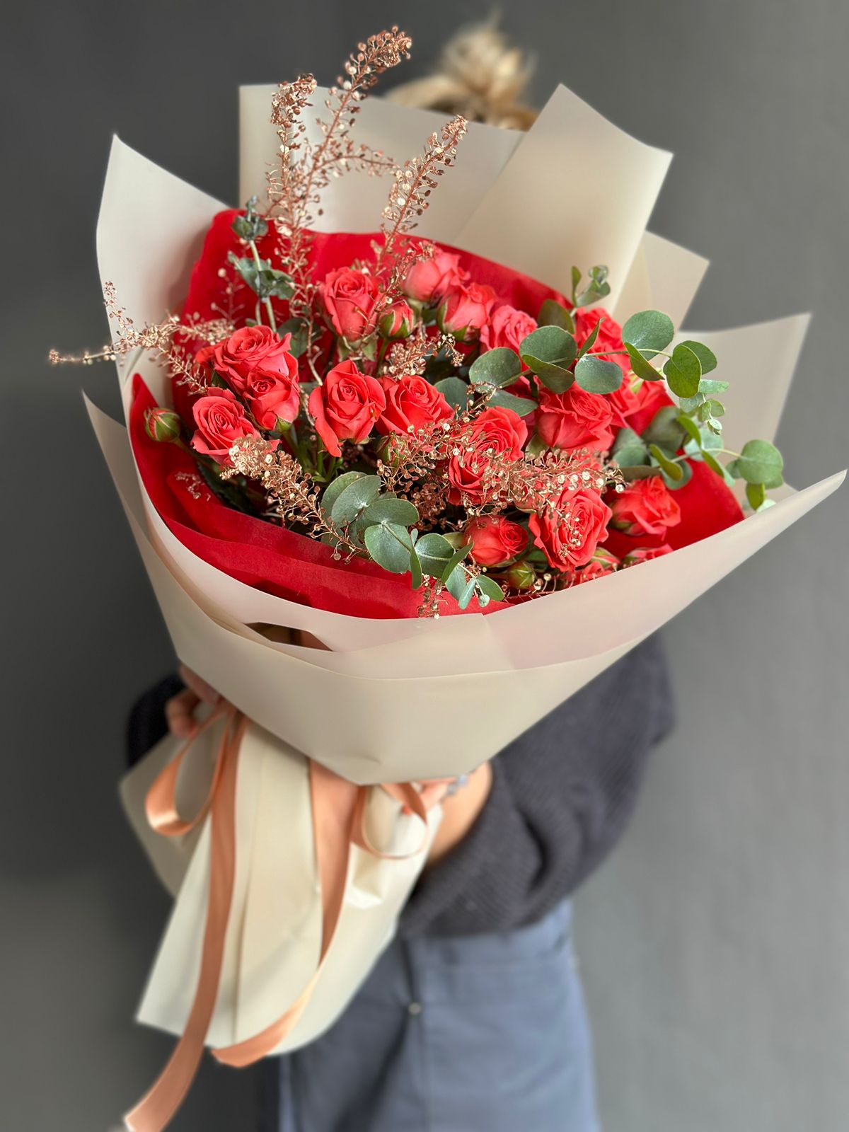 Букет "Вихрь Любви" из спрей роз и эвкалипта