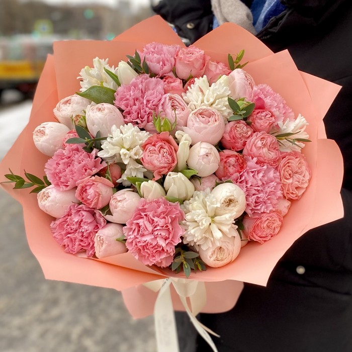 Букет "Spring fantasy"  с гиацинтом, гвоздикой, тюльпаном и пионовидной розой