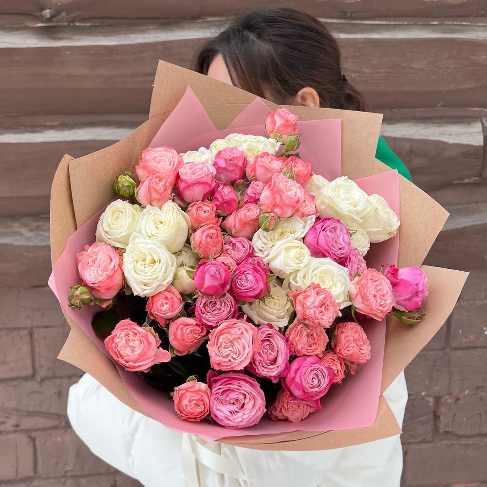 Букет 11 розовых и белых  пионовидных кустовых роз