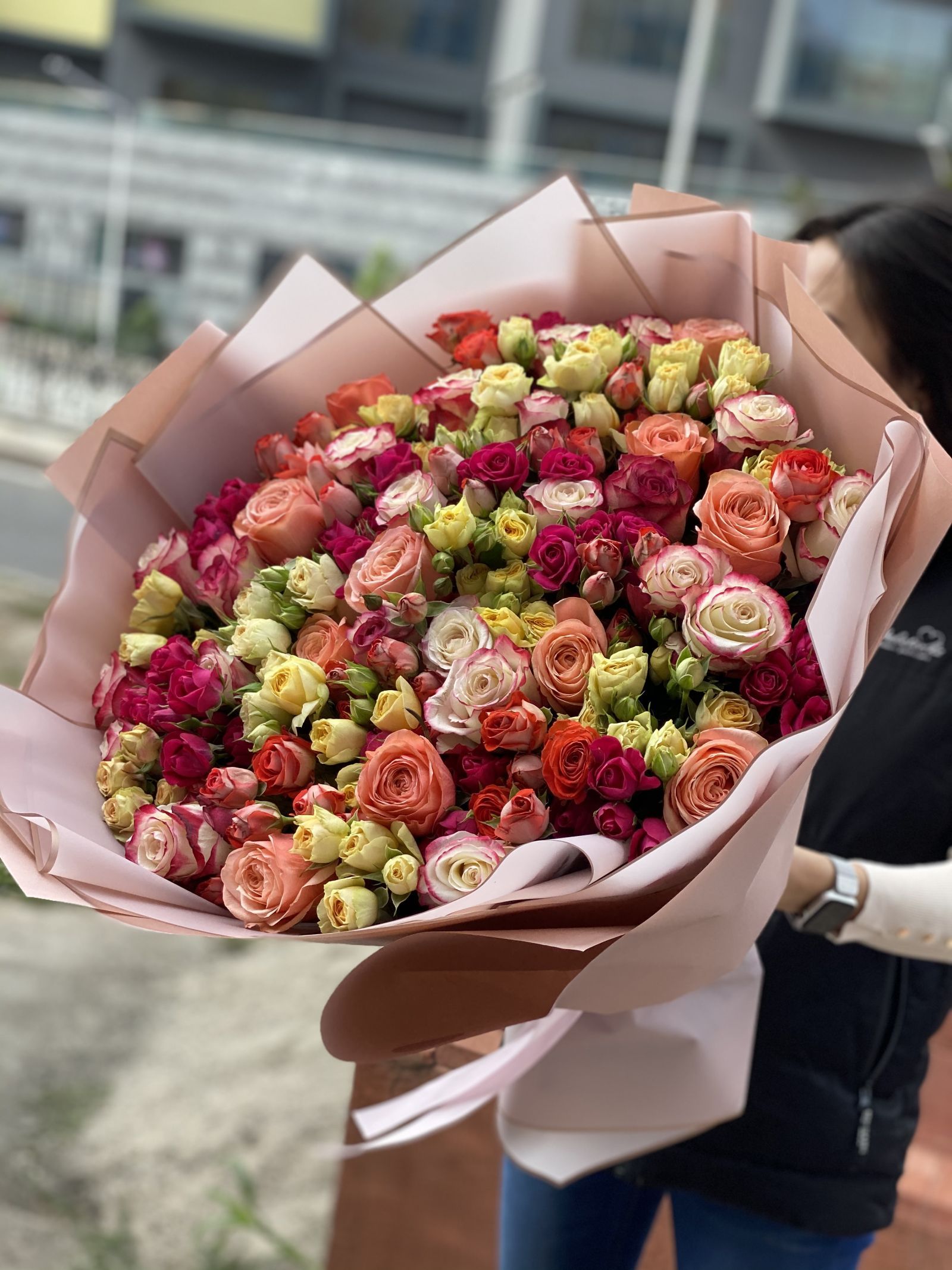 Букет "Цветочный Vibe" с голландскими и спрей розами в оформлении