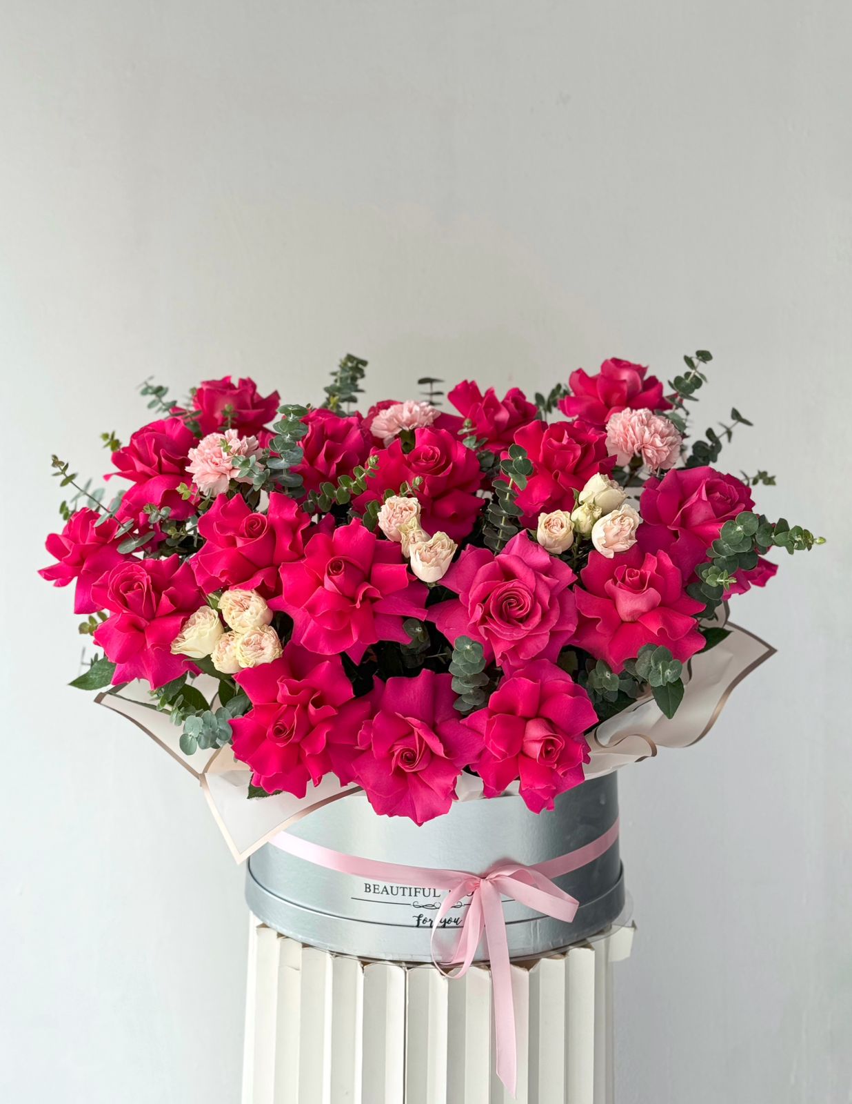 Букет "Мулен Руж 2.0" из гвоздик, роз и эвкалипта в коробке