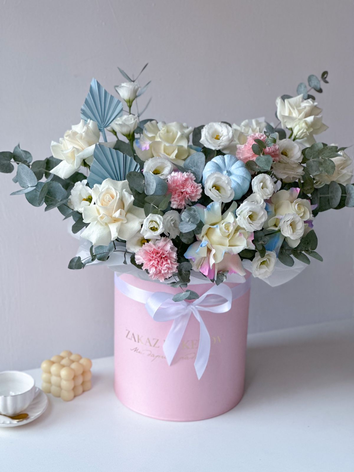 Композиция "Daniela" Гвоздика, лизиантус, роза и сухоцветы в коробке