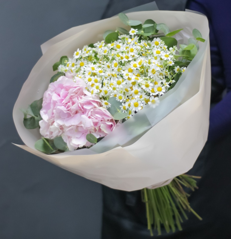 Букет "Мирэя" из гортензий с кустовой ромашкой и эвкалиптом.