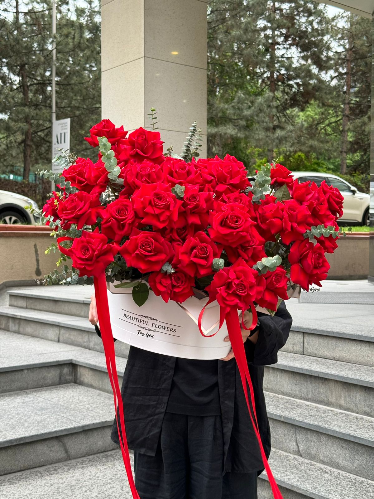Букет "Барокко" из красных роз с эвкалиптом в коробке