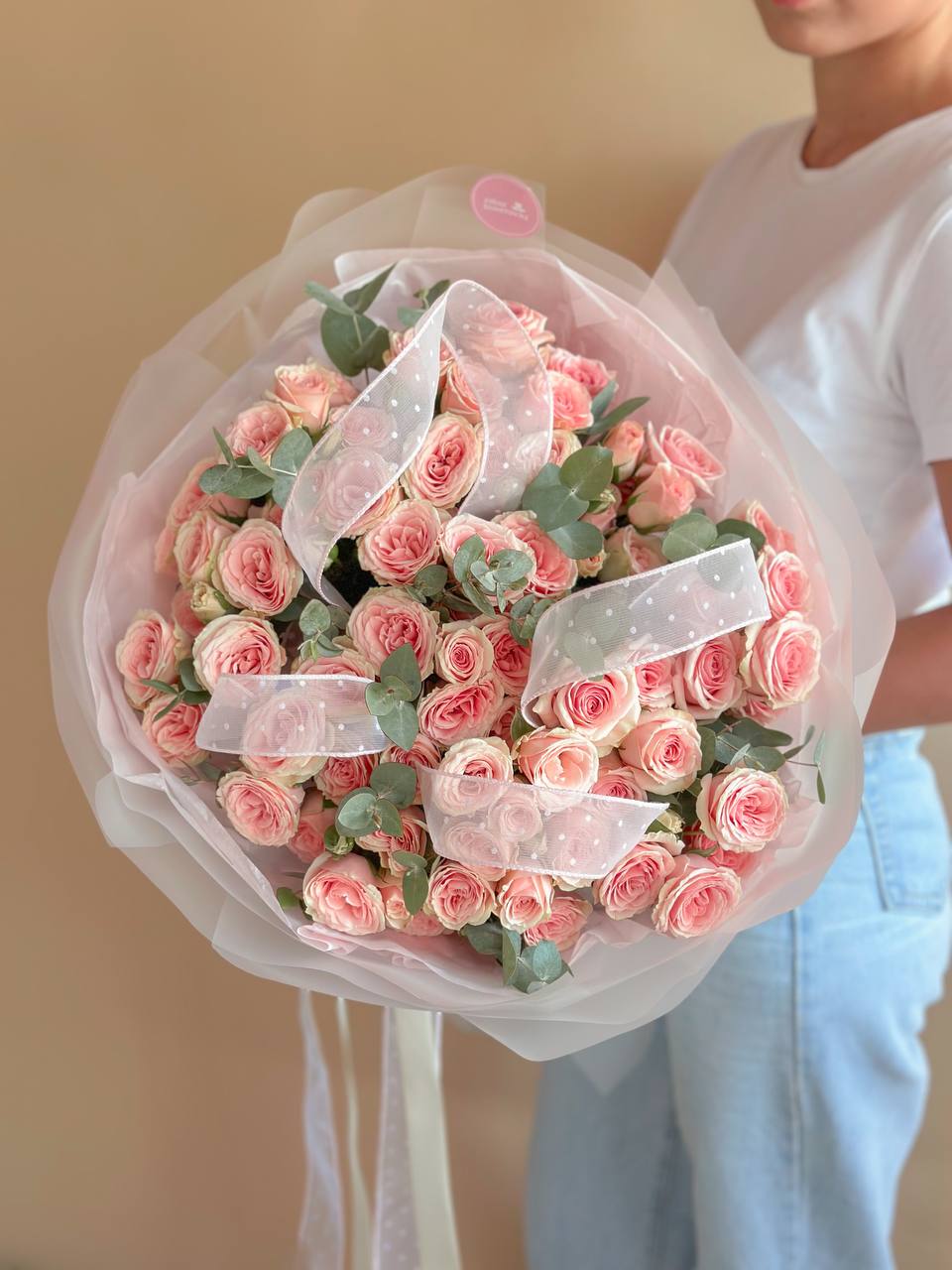 Букет "Эстер" из спрей роз в оформлении