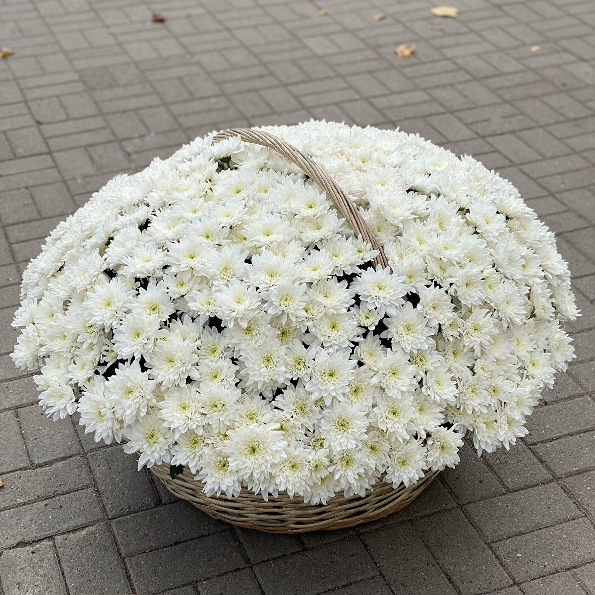 101 белая кустовая хризантема в корзине