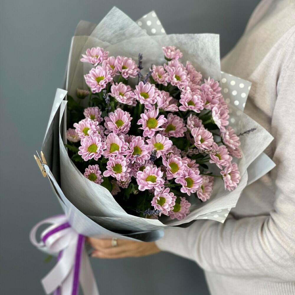 5 розовых хризантем сантини в стильном оформлении
