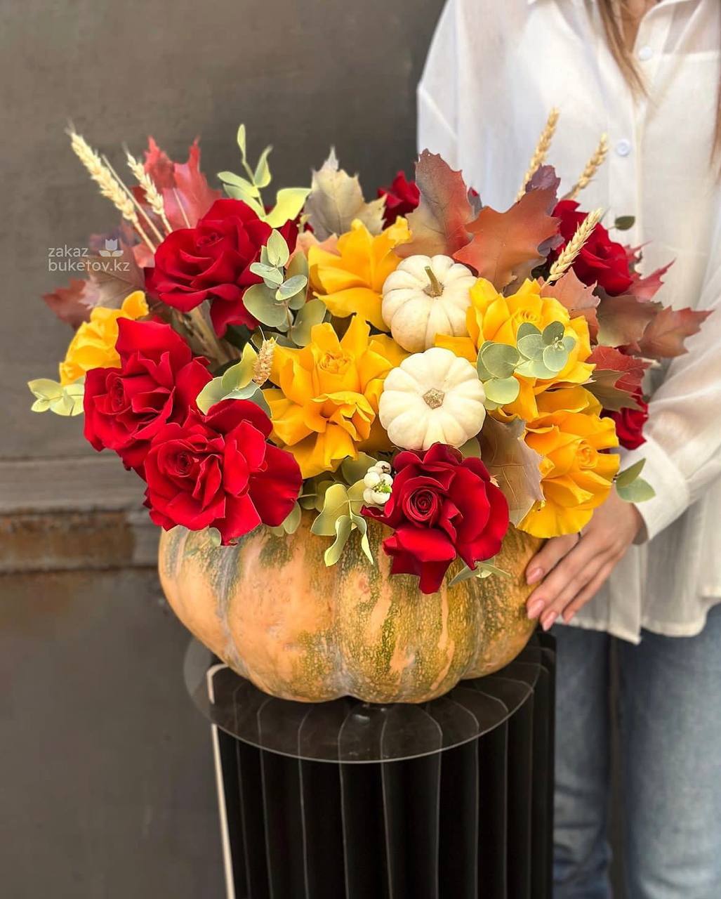 Композиция в тыкве "Cinnamon" из роз и кукурбиты с осенними листьями