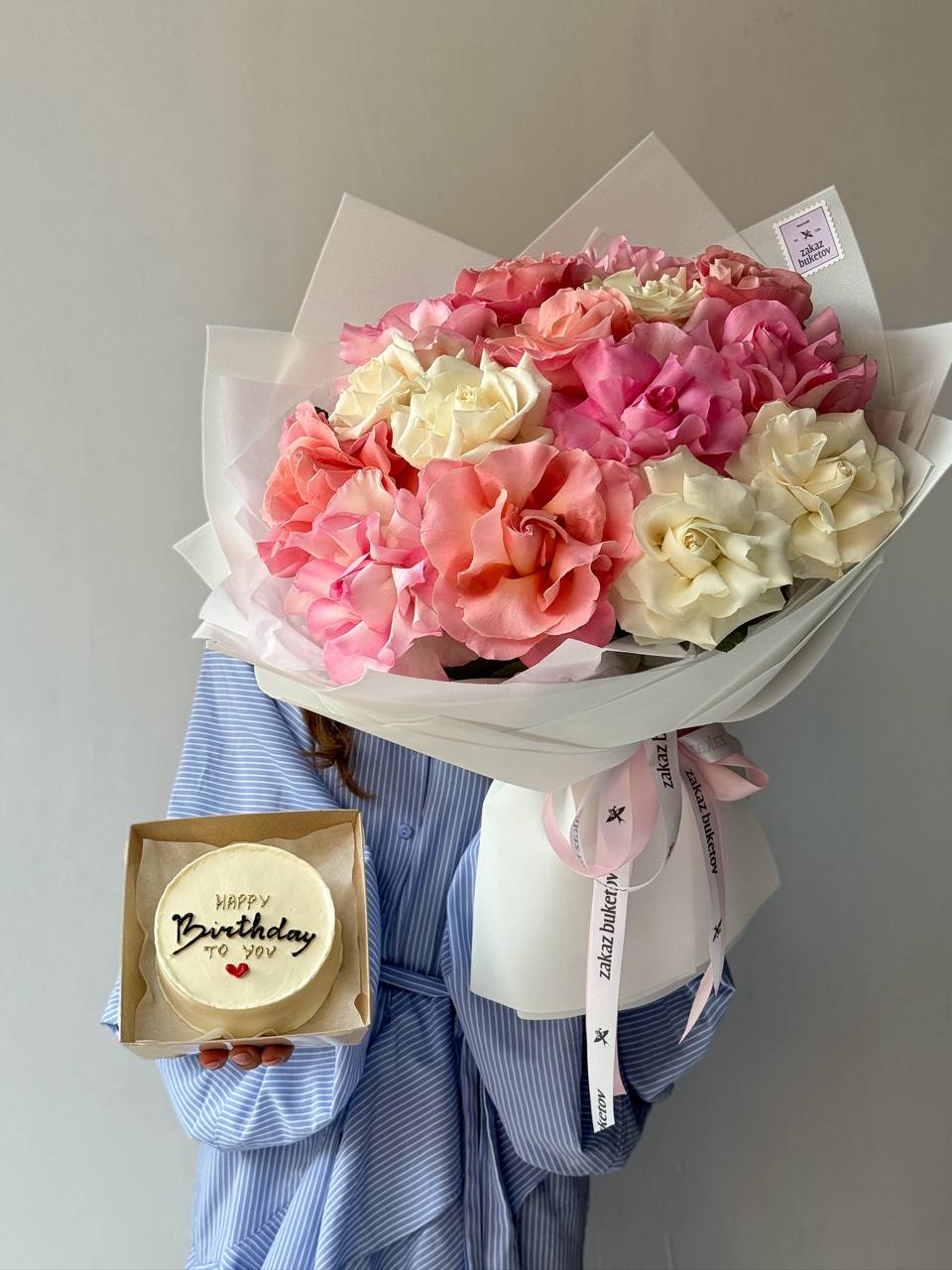 Сет "Нежная радость" букет из 15 роз и бенто тортик