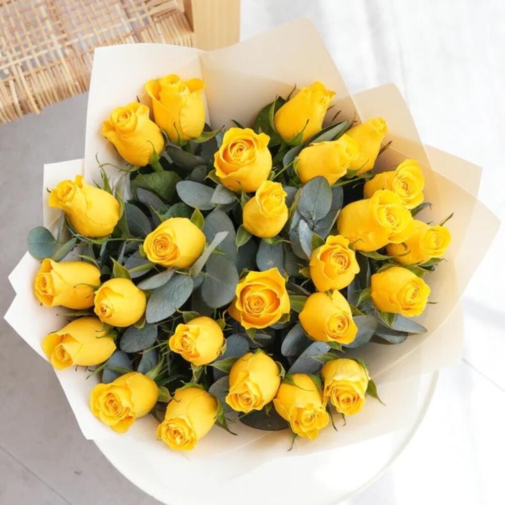 Букет из 25 роз с эвкалиптом