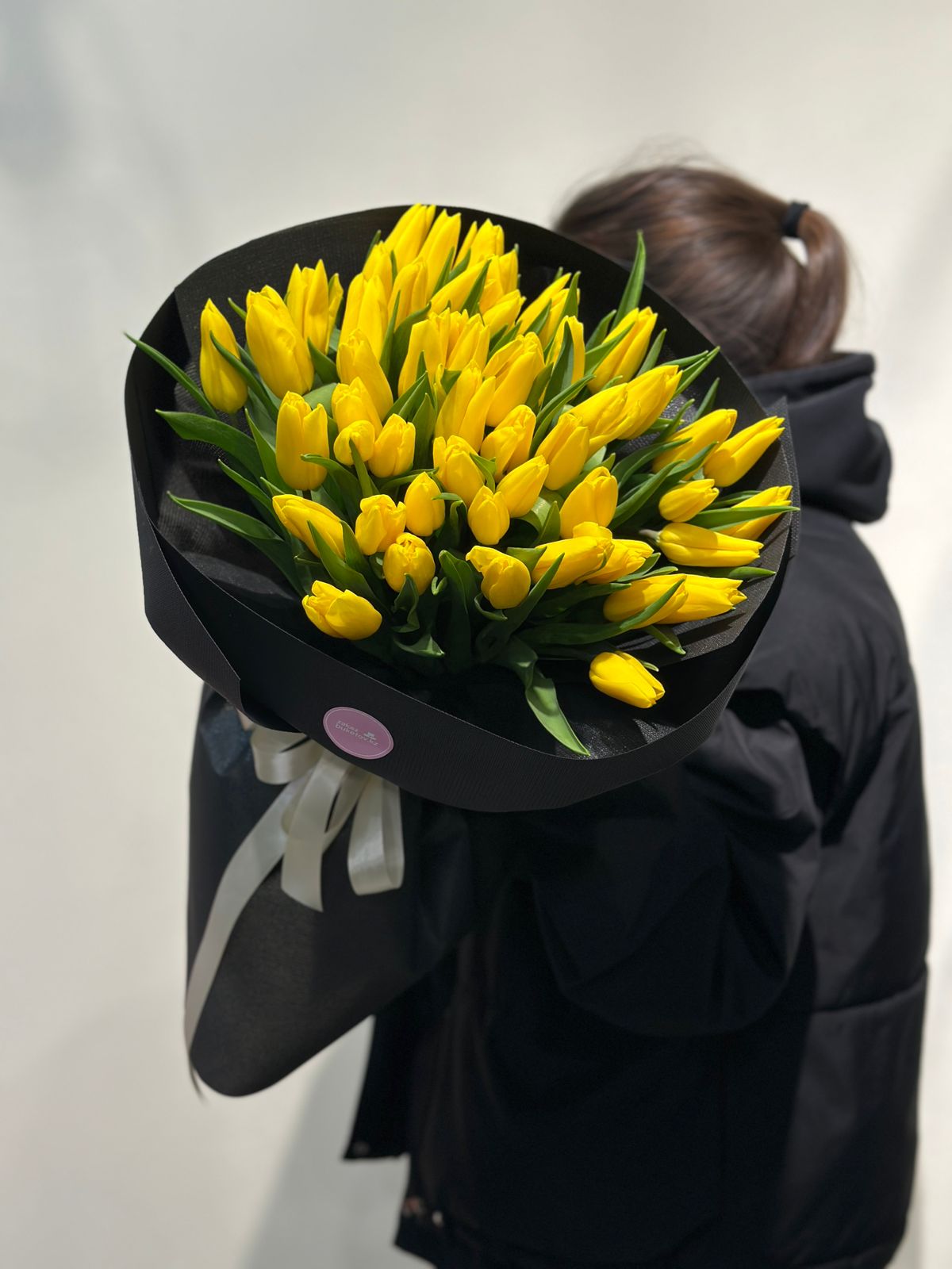 51 желтый голландский тюльпан в темном оформлении