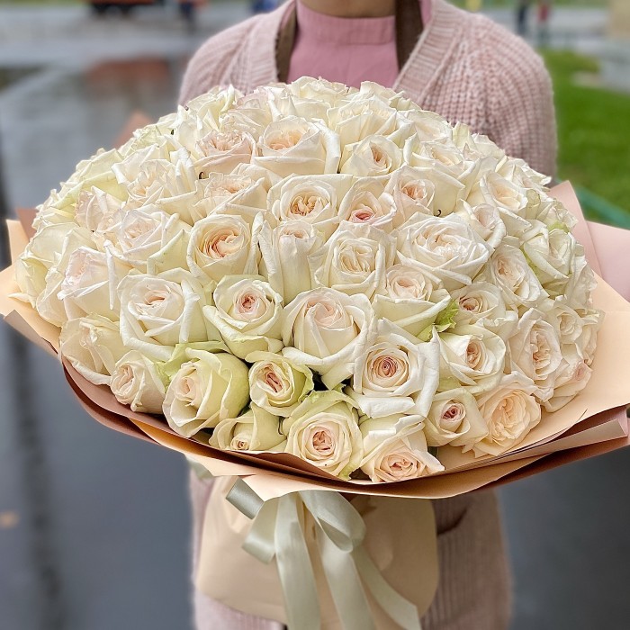 Букет из 101 кремовой пионовидной розы в оформлении